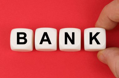 Kırmızı yüzeyde, yazılı beyaz küpler- BANK