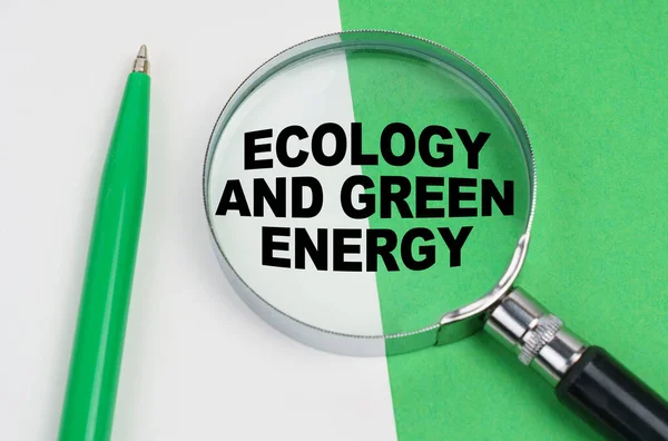 Ökologisches Konzept Auf Weißgrünem Hintergrund Liegt Ein Stift Und Eine — Stockfoto
