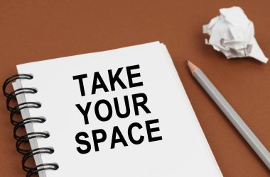 İş ve finans kavramı. Kahverengi bir yüzeyde bir kalem, buruşmuş bir kağıt ve üzerinde 