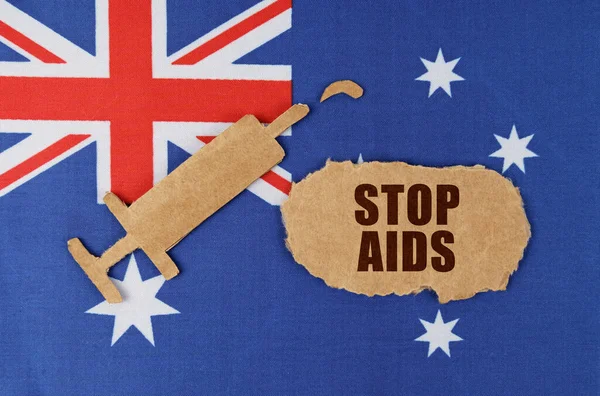 Orvosi Fogalom Ausztrália Zászlóján Egy Fecskendő Kartonfigurája Egy Szakadt Karton — Stock Fotó