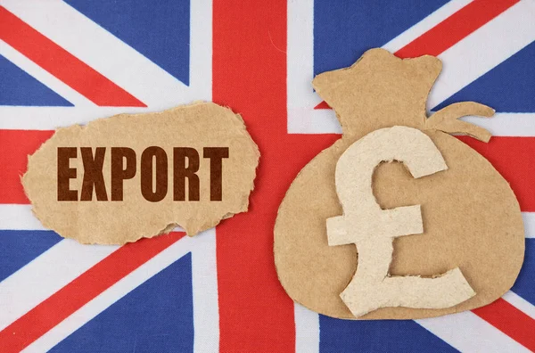 国家経済とビジネスの概念 イギリスの国旗には お金の記号が書かれた袋と銘文が書かれた段ボールの姿が描かれています — ストック写真