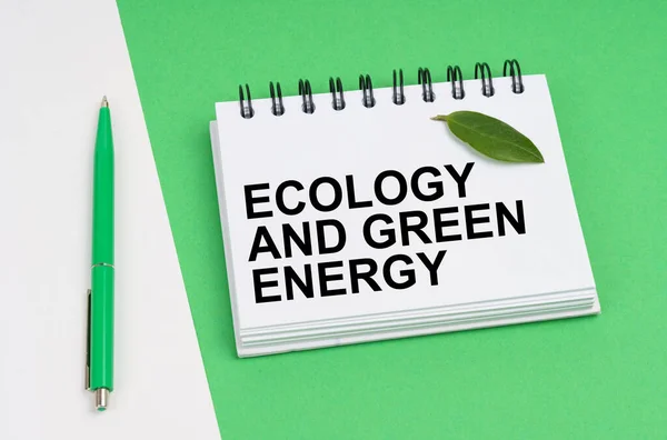 Ecologisch Concept Een Wit Groene Achtergrond Ligt Een Pen Een — Stockfoto
