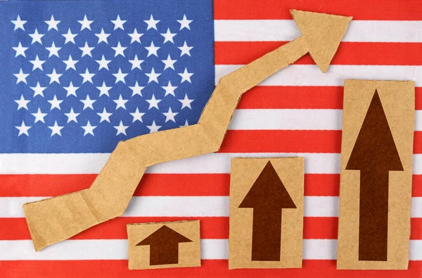統計的成長の概念 米国の旗の上にグラフの数字と矢印を指している — ストック写真