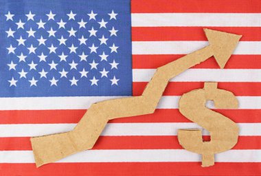 Ekonomik büyüme kavramı. Amerikan bayrağında bir ok ve bir dolar sembolü var..