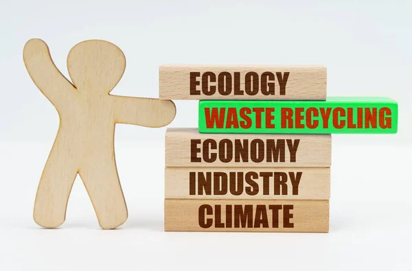 Ekologie Průmysl Dřevěný Muž Pohybuje Zeleným Blokem Nápisem Odpad Recyklace — Stock fotografie