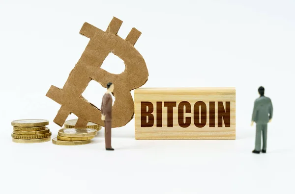 Criptomoeda Conceito Negócio Superfície Branca Moeda Símbolo Bitcoin Figuras Miniatura — Fotografia de Stock
