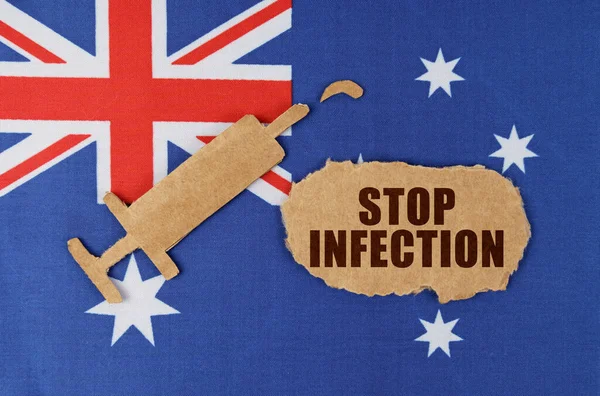Orvosi Fogalom Ausztrália Zászlóján Egy Fecskendő Egy Szakadt Karton Karton — Stock Fotó