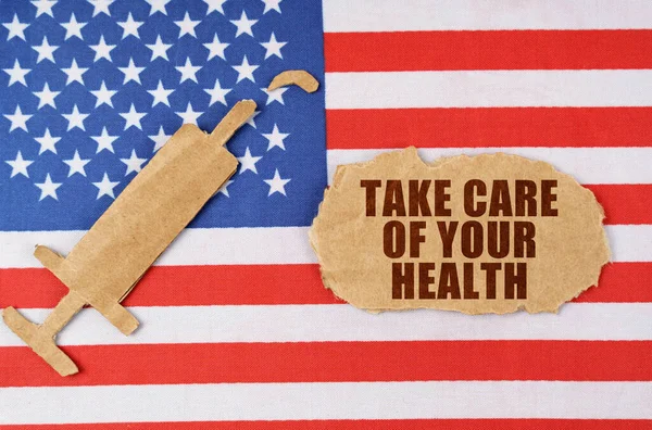 Lékařský Koncept Americké Vlajce Papírová Figurka Injekční Stříkačky Potrhaný Karton — Stock fotografie