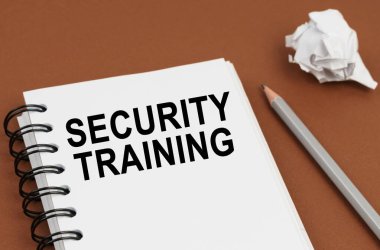 İş ve finans kavramı. Kahverengi bir yüzeyde bir kalem, buruşmuş bir kağıt ve üzerinde 