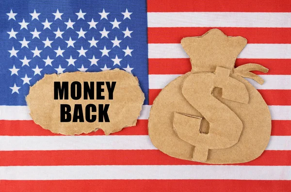 国家経済とビジネスの概念 アメリカの国旗には ドル記号の入った袋と銘文のついた段ボールの姿が描かれています — ストック写真