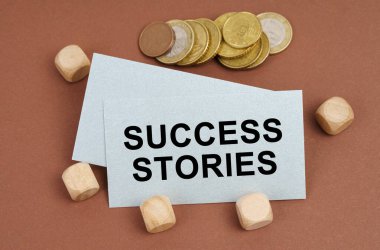 İş ve finans kavramı. Kahverengi yüzeyde madeni paralar, küpler ve üzerinde 