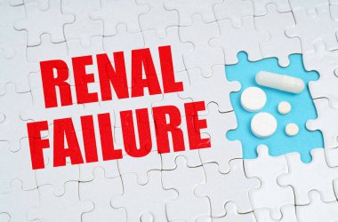 Tıbbi konsept. Bulmacaların üzerinde bir yazı var. Böbrek yetmezliği, mavi arka plan hapları..