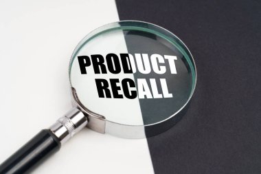 İş konsepti. Yüzeyde, yarı siyah-beyaz, içinde bir büyüteç bulunur. ProDUCT RECALL