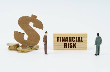 Ekonomi ve finans kavramı. Beyaz bir arka planda, madeni paralar, bir dolar sembolü ve yazılı tahtadan bir plakaya bakan iş adamlarının figürleri - finansal risk