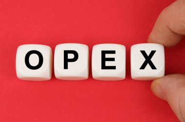 İş ve finans. Kırmızı yüzeyde, üzerinde OPEX yazan beyaz küpler.