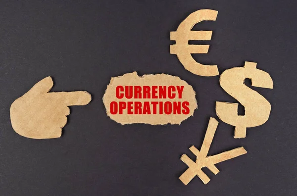 Ekonomi Finans Kavramı Siyah Bir Yüzeyde Bir Figürü Para Sembolleri — Stok fotoğraf