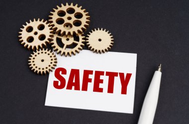 Sanayi konsepti. Siyah yüzeyde dişliler, bir kalem ve üzerinde 