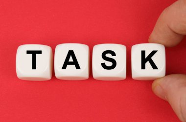İş ve finans. Kırmızı yüzeyde, yazılı beyaz küpler- TASK