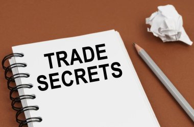 İş ve finans kavramı. Kahverengi bir yüzeyde bir kalem, buruşmuş bir kağıt ve üzerinde 