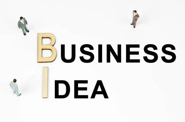 経済とビジネスの概念 白い背景に ビジネスマンの数字 木製の手紙と碑文 事業アイデア ビジネスアイデア — ストック写真