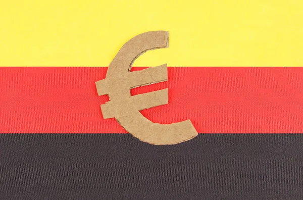 Le symbole de l'euro sur le drapeau allemand. — Photo