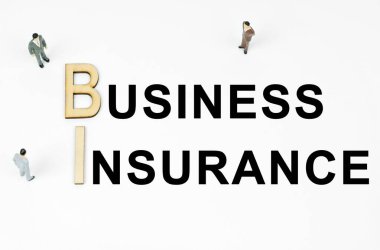 Ekonomi ve finans kavramı. Beyaz bir arka planda, madeni paralar, bir dolar sembolü ve üzerinde 