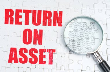 İş konsepti. Bulmacaların üzerinde bir büyüteç var, hemen yanında da 