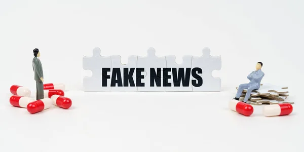 医学的概念 碑文とタブレットの白い表面に ミニチュアの人間の姿とパズル Fake News — ストック写真