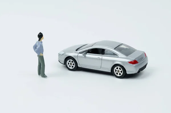 Концепция Промышленности Технологий Белой Поверхности Автомобиль Миниатюрная Фигурка Человека Смотрящего — стоковое фото