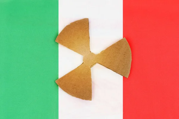 Концепція Промисловості Радіації Прапор Італії Має Символ Радіоактивності — стокове фото