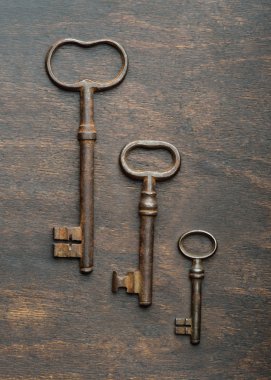 üç eski anahtar