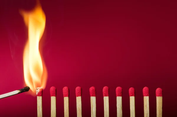 Bruciare fiammifero dando fuoco ai suoi vicini — Foto Stock