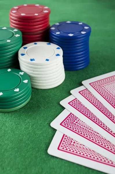 Glücksspielchips und Karten — Stockfoto