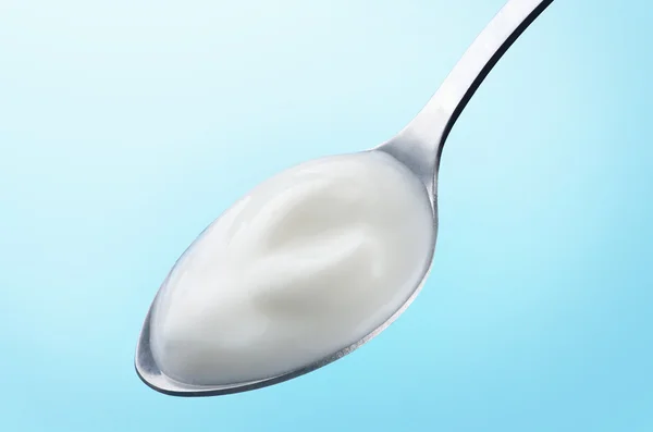 Un cucchiaio di yogurt naturale — Foto Stock