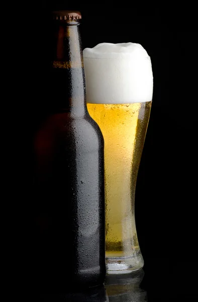 Bierflesje en glas bier — Stockfoto