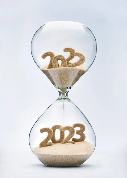 New Year 2023 Concept Hourglass Falling Sand Taking Shape 2023 Rechtenvrije Stockafbeeldingen