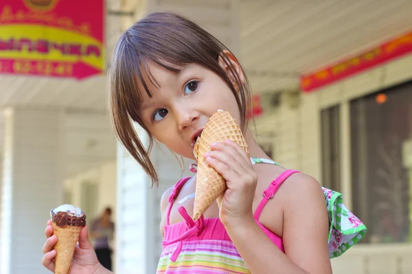 Happy Cute little girl eating ice cream outdoors — Stock Photo, Image