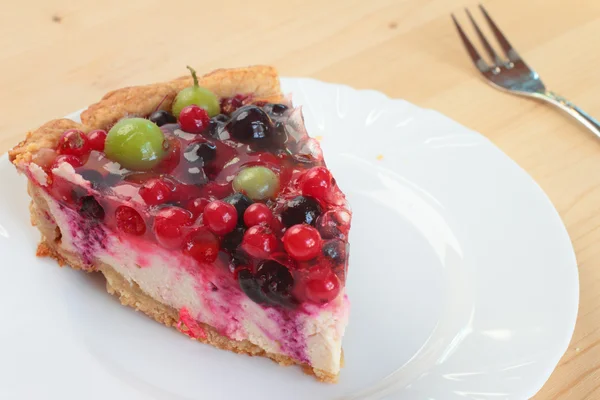 Home-made berry cheesecake on a white plate — Stock Photo, Image