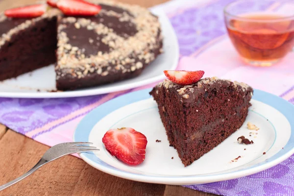 Veganer Schokoladenkuchen mit Mandeln und Erdbeeren, ohne Eier und Milch — Stockfoto