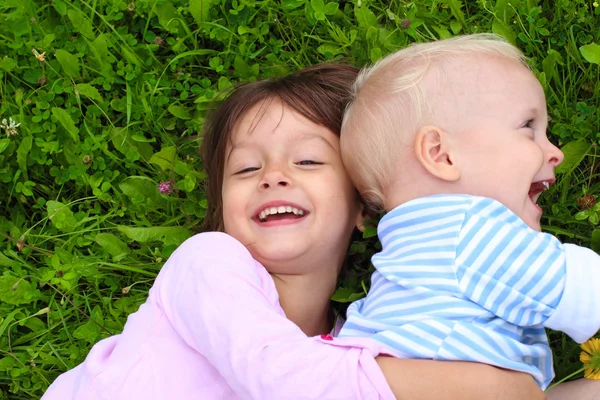 Glückliches kleines Mädchen umarmt ihren Bruder — Stockfoto