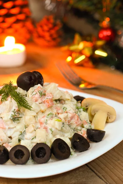 La ensalada tradicional rusa en la noche de Año Nuevo - la versión vegetariana con las setas — Foto de Stock