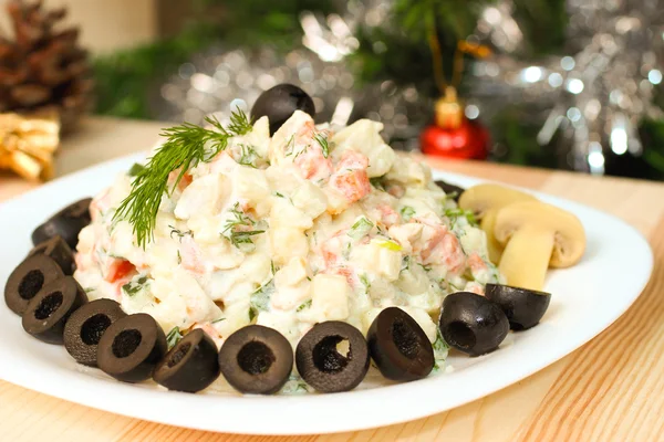 Русский овощной салат с грибами в канун Нового года — стоковое фото