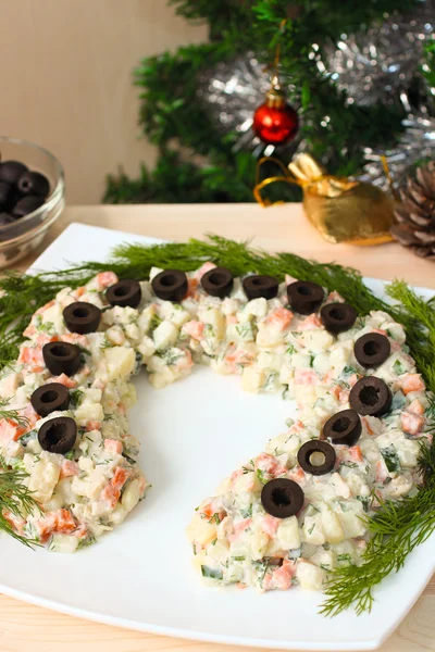 Yeni yıl için şanslı at nalı şeklinde Rus salatası