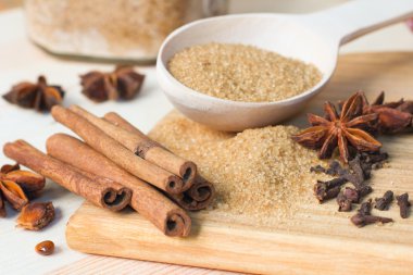 esmer şeker, tarçın, yıldız anason ve karanfil