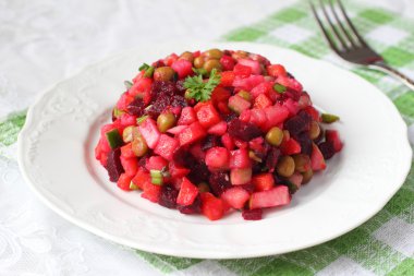 geleneksel Rus pancar salatası