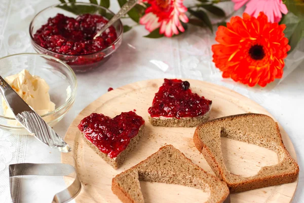 st Sevgililer günü kahvaltıda reçeli ile tatlı kalp