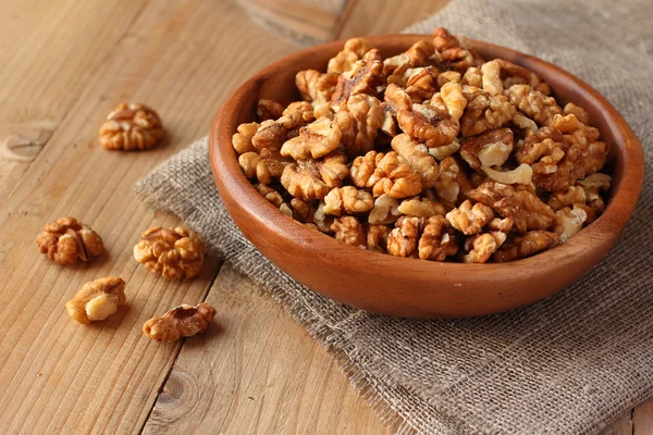 Kabuklu ceviz ahşap zemin ile keten kumaş