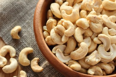 ahşap kase üzerinde çul ham cashews yakın çekim