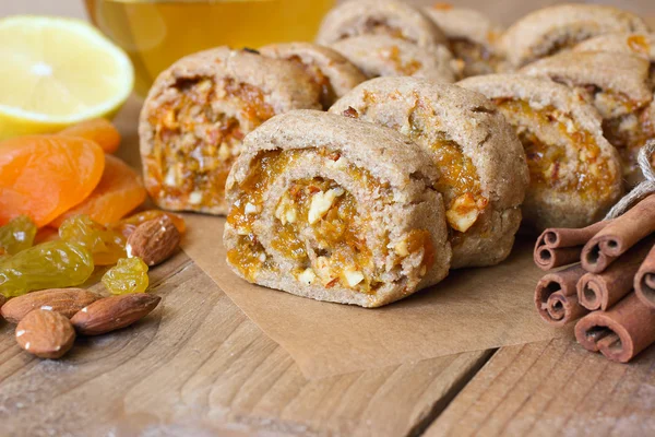 Biscotti vegani di segale con uvetta, albicocche secche, cannella e mandorle sul tavolo di legno — Foto Stock