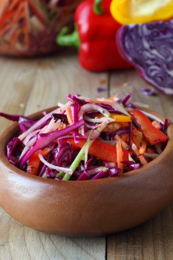 sağlıklı çiğ kırmızı lahana salatası